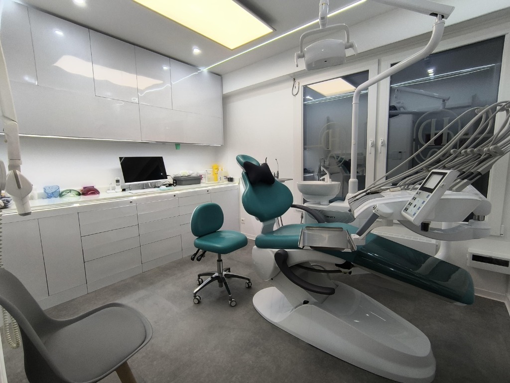 Deuxième salle de soins moderne équipée pour votre confort